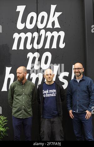 Proprietario del caffè della bicicletta 'Look Mum No Hands' a Londra, Lewin Chalkley, Sam Humpheson e Matthew Harper. Foto Stock