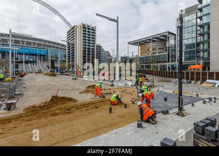 Wembley Park, Londra, Regno Unito. 7 aprile 2021. I lavori di costruzione proseguono allo stadio di Wembley, in quanto i lavoratori sostituiscono i mattoni lungo la via olimpica, dopo la demolizione della pista nel novembre 2020. Amanda Rose/Alamy Live News Foto Stock