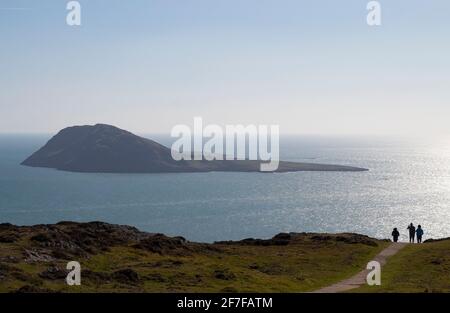 Isola di Bardsey dalla costa della penisola di Llyn a Gwynedd, Galles, Regno Unito. L'isola fu un luogo di pellegrinaggio ad un monastero costruito da San Cadfa Foto Stock