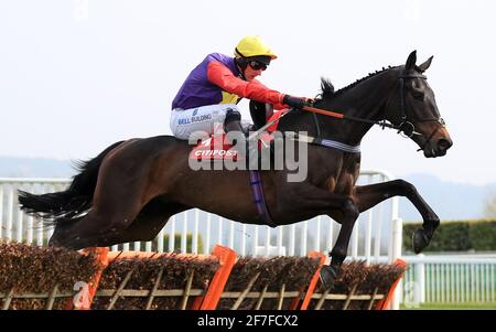 File photo datato 17-04-2019 di Dashel Drasher guidato da Matt Griffiths salta l'ultimo sulla loro strada per vincere la Citipost Novices hurdle Race durante il giorno uno del meeting di aprile a Cheltenham Racecourse. Data di emissione: Mercoledì 7 aprile 2021. Foto Stock