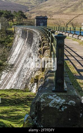 La diga delle montagne nere del serbatoio di Grwyne Fawr ora disusato Foto Stock