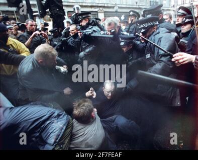 London Mayday dimostrazioni 2001 polizia spampede attraverso i manifestanti Foto Stock