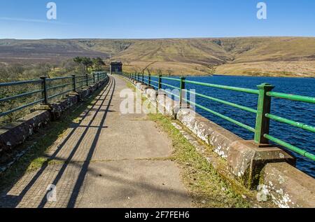 La passeggiata superiore attraverso la diga di riserva di Grwyne Fawr nella valle di Grwyne Fawr Foto Stock