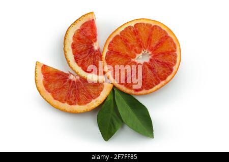 Le fette arancioni rosse sono isolate su sfondo bianco Foto Stock