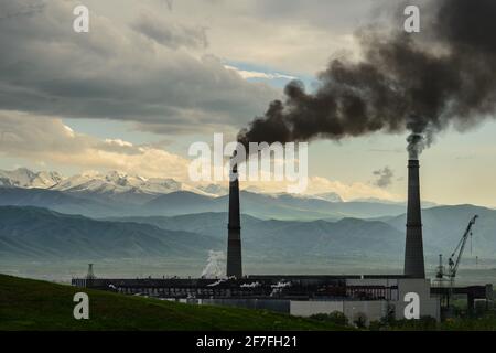 Camini fumanti di centrali termiche Foto Stock