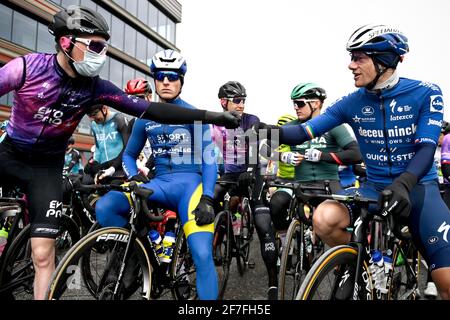 Irish Sam Bennett di Deceuninck (R) - Quick-Step all'inizio della 109 ore di gara ciclistica 'Scheldejs' di un giorno, a 193,8 km da Terneuzen, Foto Stock