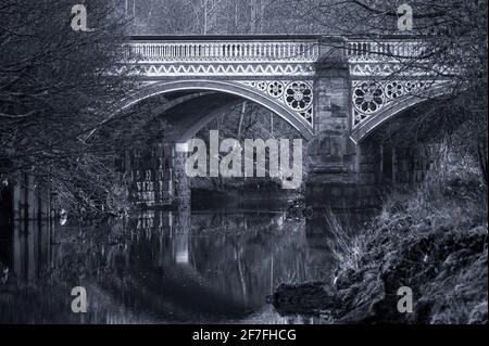 Thirlmere Aqueduct sul fiume Irwell, Agecroft Road, Agecroft, Pendlebury, Salisford, Manchester Foto Stock