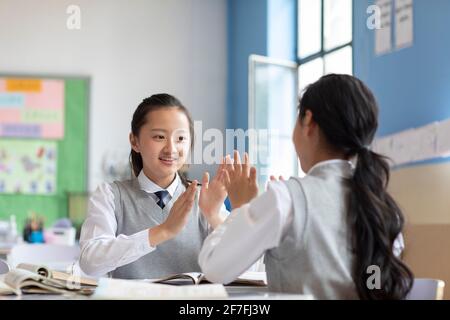 Gli studenti si divertono in classe Foto Stock