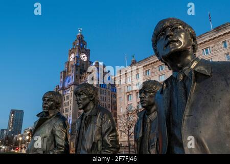 La statua dei Beatles di notte, il lungomare di Liverpool, Liverpool, Merseyside, Inghilterra, Regno Unito, Europa Foto Stock