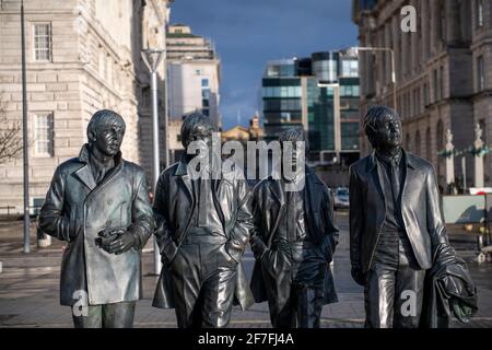 La scultura della statua dei Beatles al Pier Head sul lungomare di Liverpool, Liverpool, Merseyside, Inghilterra, Regno Unito, Europa Foto Stock