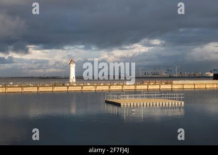 Il faro di Perch Rock e il lago marino, New Brighton, Cheshire, Inghilterra, Regno Unito, Europa Foto Stock