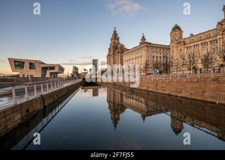 Riflessioni del Pier Head sul lungomare di Liverpool, patrimonio dell'umanità dell'UNESCO, Liverpool, Merseyside, Inghilterra, Regno Unito, Europa Foto Stock