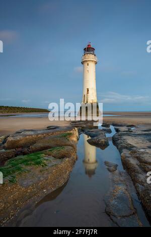 Il faro di Perch Rock si riflette in Rockpool, New Brighton, Cheshire, Inghilterra, Regno Unito, Europa Foto Stock