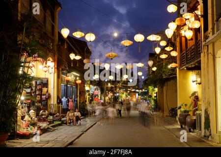 Una trafficata via Nguyen Thai Hoc a Hoi An, Vietnam, Indocina, Sud-Est Asiatico, Asia Foto Stock