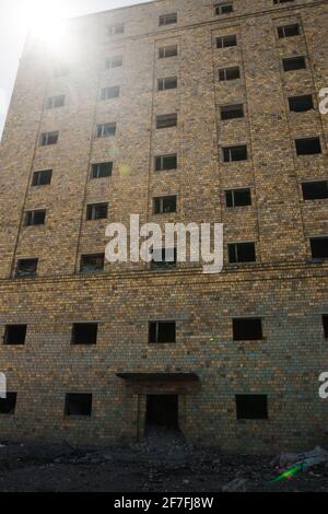 Vecchio edificio abbandonato a più piani costruito in epoca sovietica Foto Stock