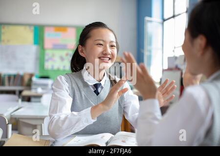 Gli studenti si divertono in classe Foto Stock