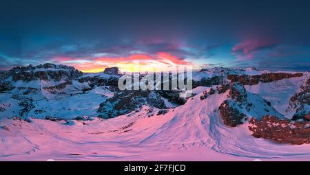 Tramonto rosa sulle montagne innevate del gruppo Gran Cir, Odle, Sassolungo e Sella in inverno, Dolomiti, Alto Adige, Italia, Europa Foto Stock