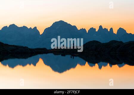 Le Dolomiti di Brenta si riflettono nelle acque incontaminate del Lago Nero di Cornisello all'alba, Trentino-Alto Adige, Italia, Europa Foto Stock