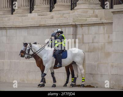 Londra, Regno Unito. 20 marzo 2021. Ha montato la polizia a Trafalgar Square durante la protesta anti-blocco nel centro di Londra. Foto Stock