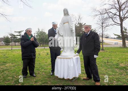 Dopo un servizio di preghiera in un parco, devoti cattolici romani pregano una statua della Vergine Maria. Presso il sito delle apparizioni di Veronica Lueken a New York. Foto Stock