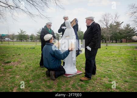 Dopo un servizio di preghiera in un parco, i devoti cattolici romani imballano la loro statua della Vergine Maria. Presso il sito delle apparizioni di Veronica Lueken a New York. Foto Stock