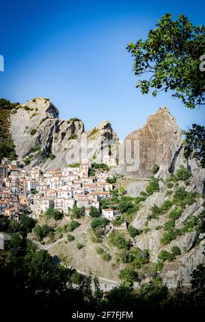 Borgo medievale di Castelmezzano ai piedi delle Dolomiti Lucane, provincia di potenza, Basilicata, Italia, Europa Foto Stock