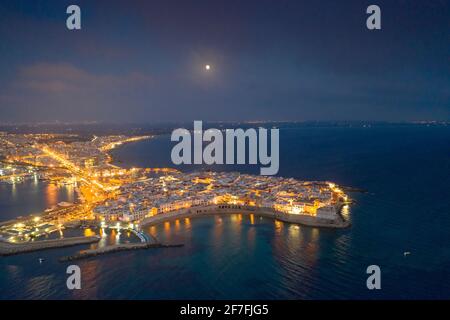 Veduta aerea della città costiera di Gallipoli illuminata di notte, provincia di Lecce, Salento, Puglia, Italia, Europa Foto Stock