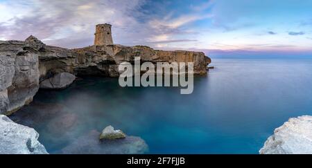 Torre Miggiano vecchia torre e mare cristallino al tramonto, Santa Cesarea Terme, Porto Miggiano, provincia di Lecce, Salento, Puglia, Italia, Europa Foto Stock