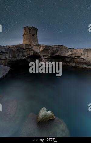 Cielo stellato sulla torre di Torre Miggiano sulle scogliere sul mare, Santa Cesarea Terme, Porto Miggiano, Lecce, Salento, Puglia, Italia, Europa Foto Stock