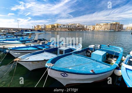 Barche da pesca ormeggiate nel porto con antico castello e città sullo sfondo, Gallipoli, provincia di Lecce, Salento, Puglia, Italia, Europa Foto Stock