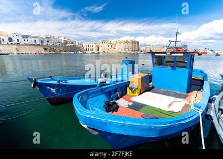 Barche da pesca ormeggiate nel porto, Gallipoli, provincia di Lecce, Salento, Puglia, Italia, Europa Foto Stock