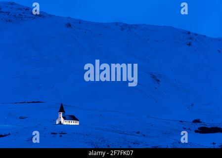 Chiesa Vik illuminata all'alba, Vik, Islanda, regioni polari Foto Stock