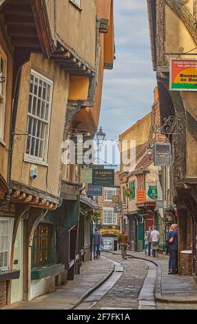 The Shambles, una strada medievale nel cuore storico di York, nello Yorkshire, Inghilterra settentrionale, Regno Unito, Europa Foto Stock