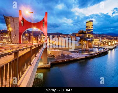 La Salve Bridge e il Museo Guggenheim al crepuscolo, Bilbao, Biscaglia, Paesi Baschi, Spagna, Europa Foto Stock