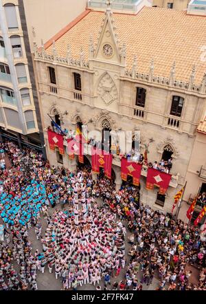 Castell torre umana di fronte al municipio durante la Festa maggiore, vista elevata, Terrassa, Catalogna, Spagna, Europa Foto Stock