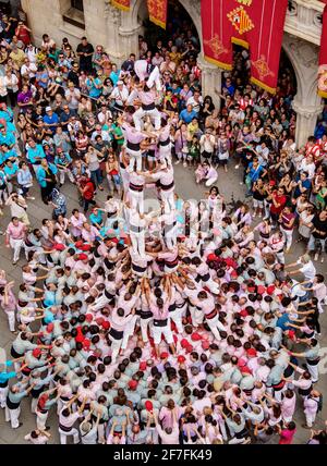 Castell torre umana di fronte al municipio durante la Festa maggiore, vista elevata, Terrassa, Catalogna, Spagna, Europa Foto Stock