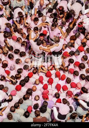 Castell torre umana di fronte al municipio durante la Festa maggiore, vista elevata, Terrassa, Catalogna, Spagna, Europa Foto Stock