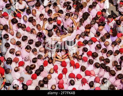 Castell torre umana di fronte al municipio durante la Festa maggiore, vista elevata, Terrassa, Catalogna, Spagna, Europa Foto Stock