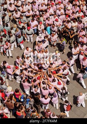 Castell torre umana di fronte al municipio durante la Festa maggiore, vista elevata, Terrassa, Catalogna, Spagna, Europa Foto Stock