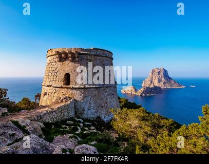 Torre des Savinar e es Vedra Island, Ibiza, Isole Baleari, Spagna, Mediterraneo, Europa Foto Stock