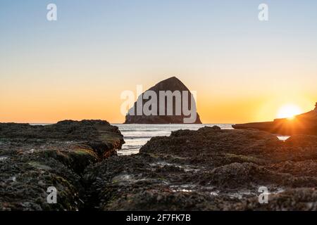 Haystack Rock a Cape Kiwanda al tramonto, Pacific City, contea di Tillamook, Oregon, Stati Uniti d'America, Nord America Foto Stock