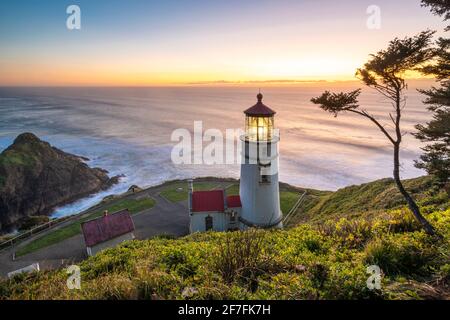 Faro di Heceta Head al tramonto, Firenze, contea di Lane, Oregon, Stati Uniti d'America, Nord America Foto Stock