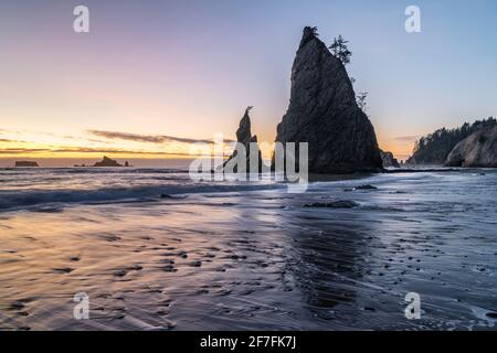 Tramonto a Rialto Beach, la Push, Contea di Clallam, Stato di Washington, Stati Uniti d'America, Nord America Foto Stock