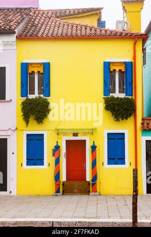 Case di pescatori dai colori vivaci a Burano, città metropolitana di Venezia, patrimonio dell'umanità dell'UNESCO, Veneto, Italia, Europa Foto Stock