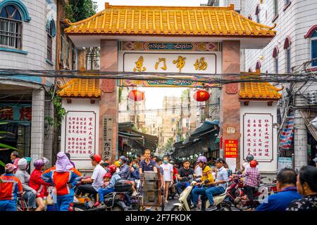 Haikou Cina, 21 marzo 2021: Porta d'ingresso del mercato di Dongmen con molta gente nel centro storico di Haikou Qilou Cina Hainan Foto Stock