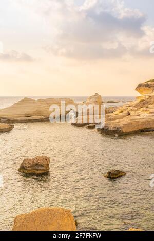 Mare costiero al tramonto a Paphos, Cipro, Europa Foto Stock