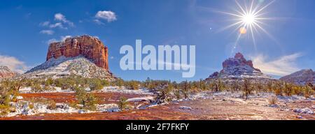 Panorama di Courthouse Butte e Bell Rock con un rivestimento di neve invernale sulle loro piste a Sedona, Arizona, Stati Uniti d'America, Nord America Foto Stock