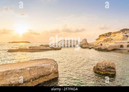 Mare costiero al tramonto a Paphos, Cipro, Europa Foto Stock