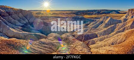 Panorama del sole che tramonta alla First Forest nel Petrifified Forest National Park, Arizona, Stati Uniti d'America, Nord America Foto Stock