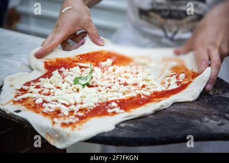 Cucina pizza Margherita in Pizzeria da Michelle a Napoli Foto Stock